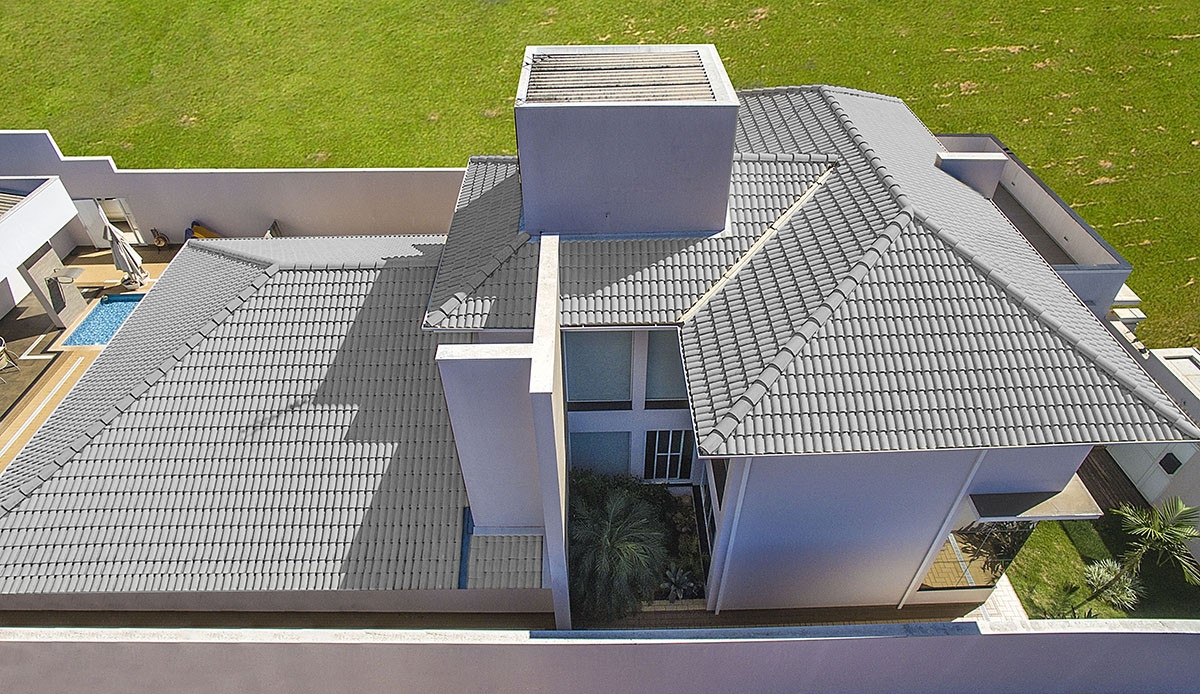 Telhado cinza com fachada branca