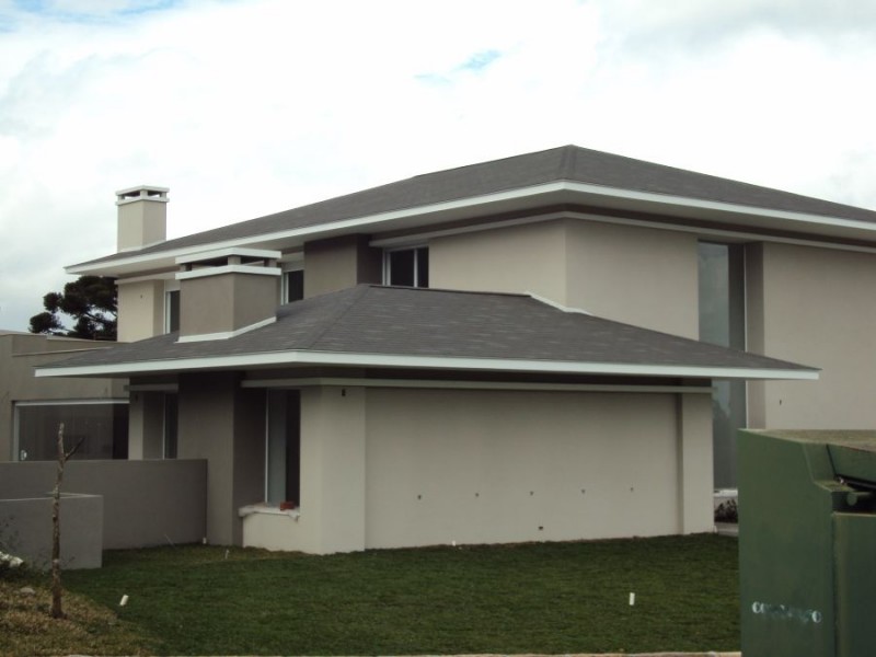 Telhado cinza com fachada cinza claro