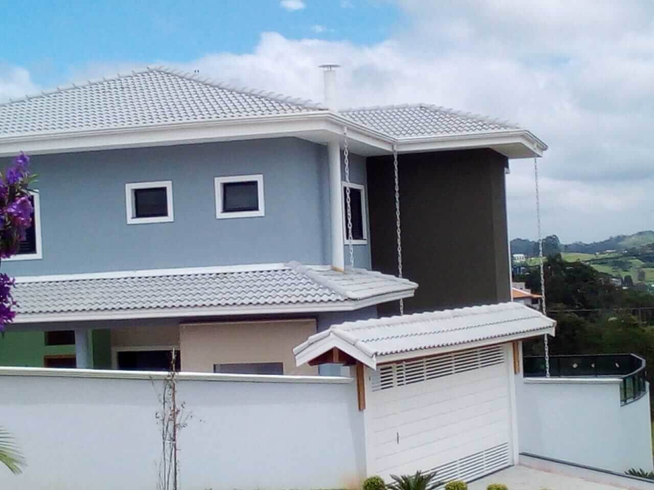 Telhado cinza em platibanda