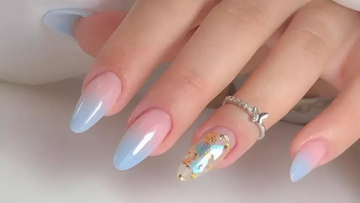 unha azul esmalte comum ou em gel