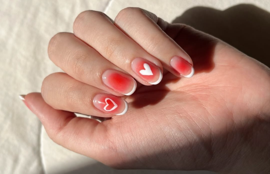 unha de gel decoração delicada coração