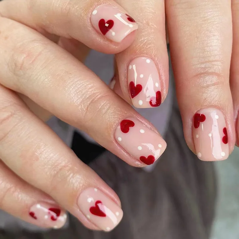 ideias de unhas de gel com corações delicados