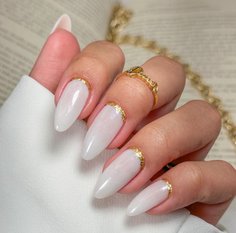 unha em gel com decoração branca