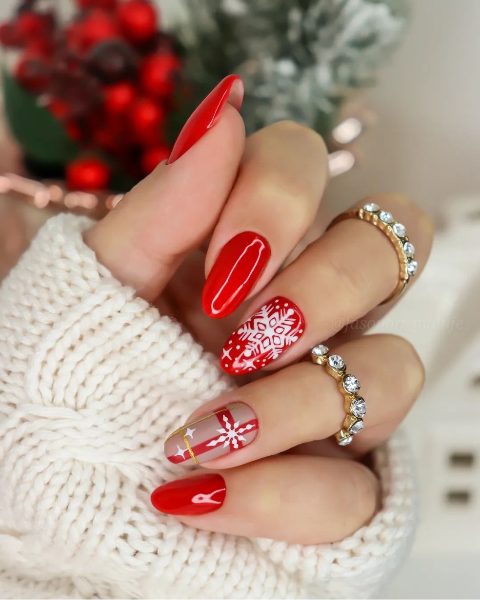 unhas de natal minimalistas ou temáticas qual a melhor