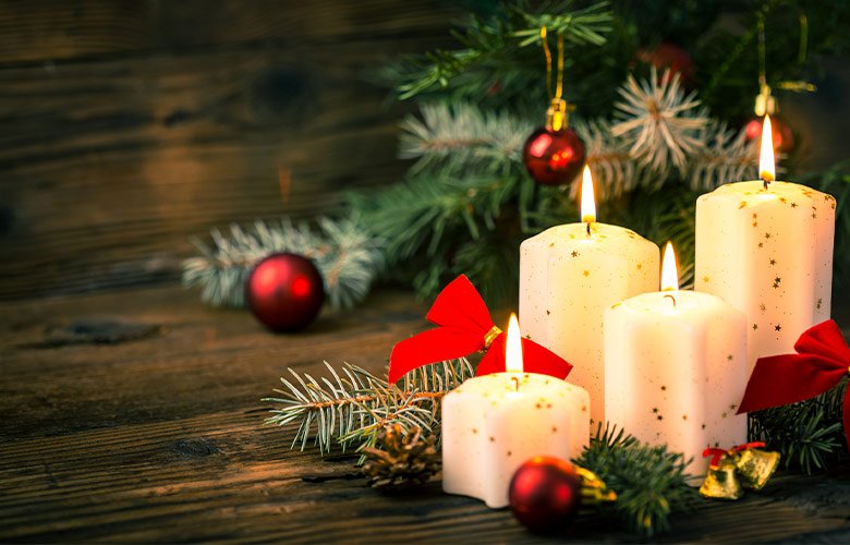ideias de decoração com velas de natal para mesa