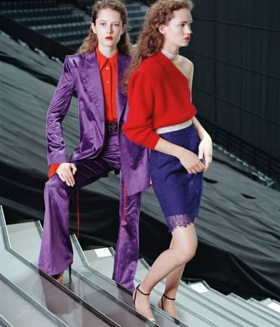 cores que combinam com vermelho e roxo