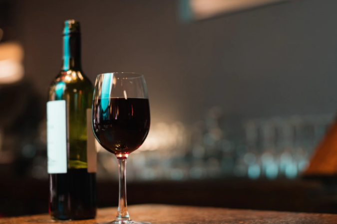 erros comuns ao usar cor vinho na moda