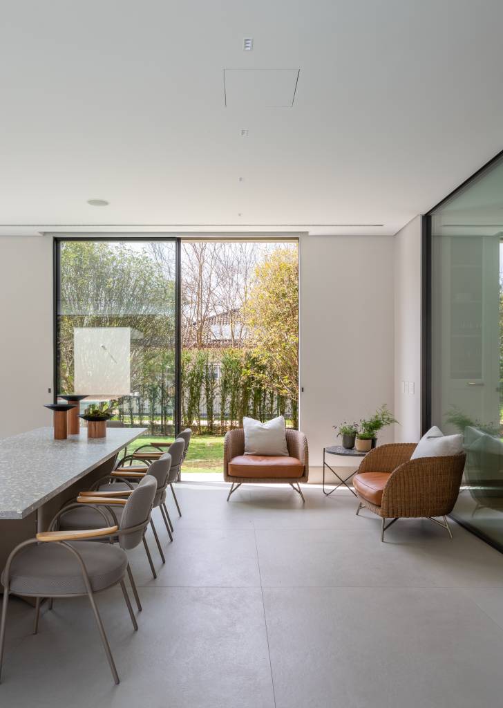 vaso de vidro grande versus vaso de cerâmica qual escolher