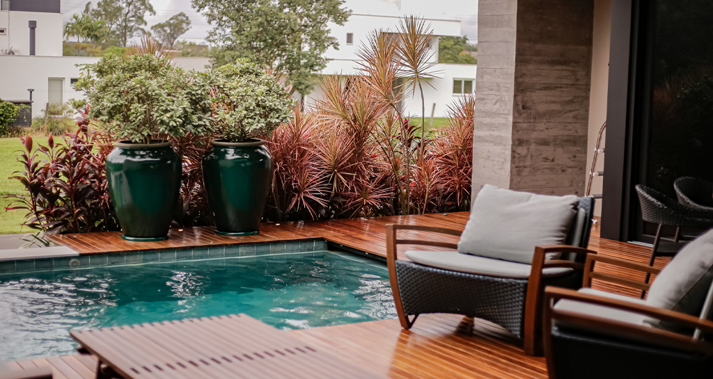 decoração de piscina com pallets