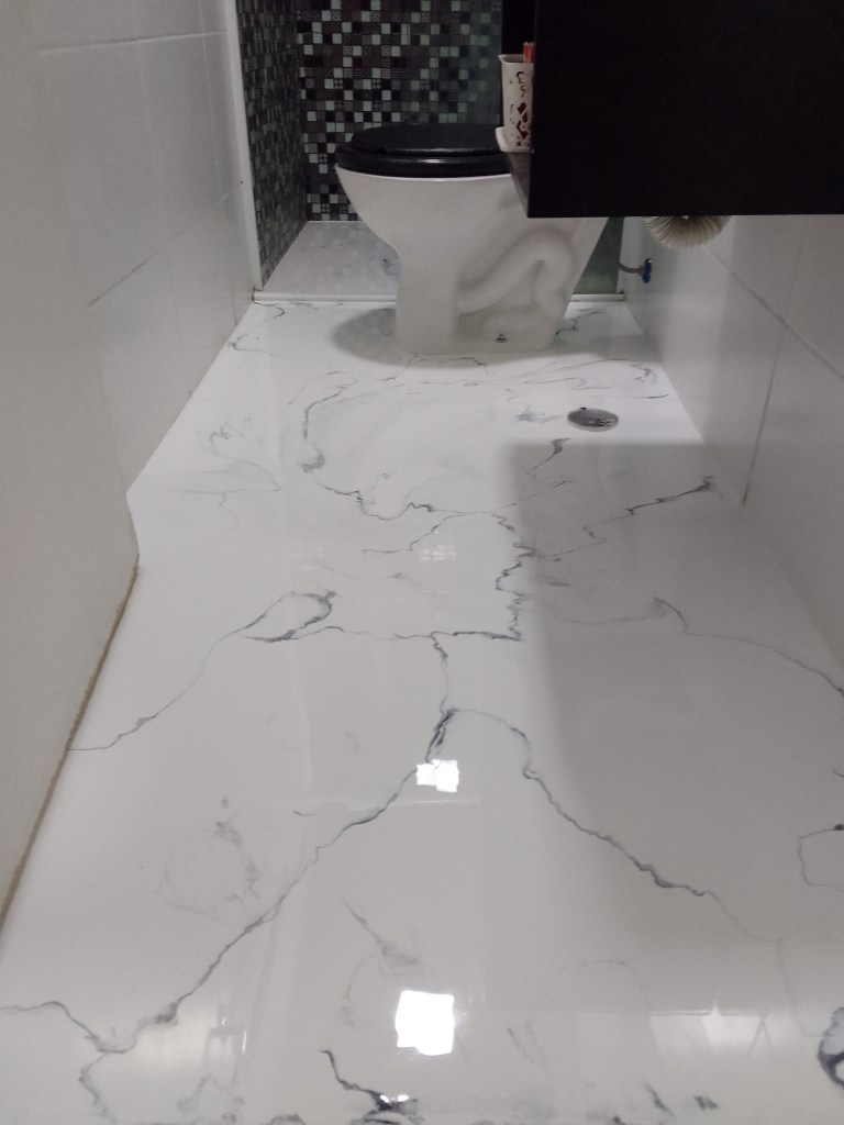 banheiro porcelanato preto e branco pequeno