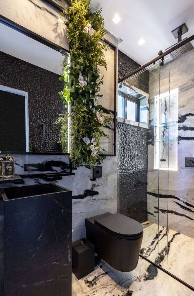 banheiro porcelanato preto e branco moderno