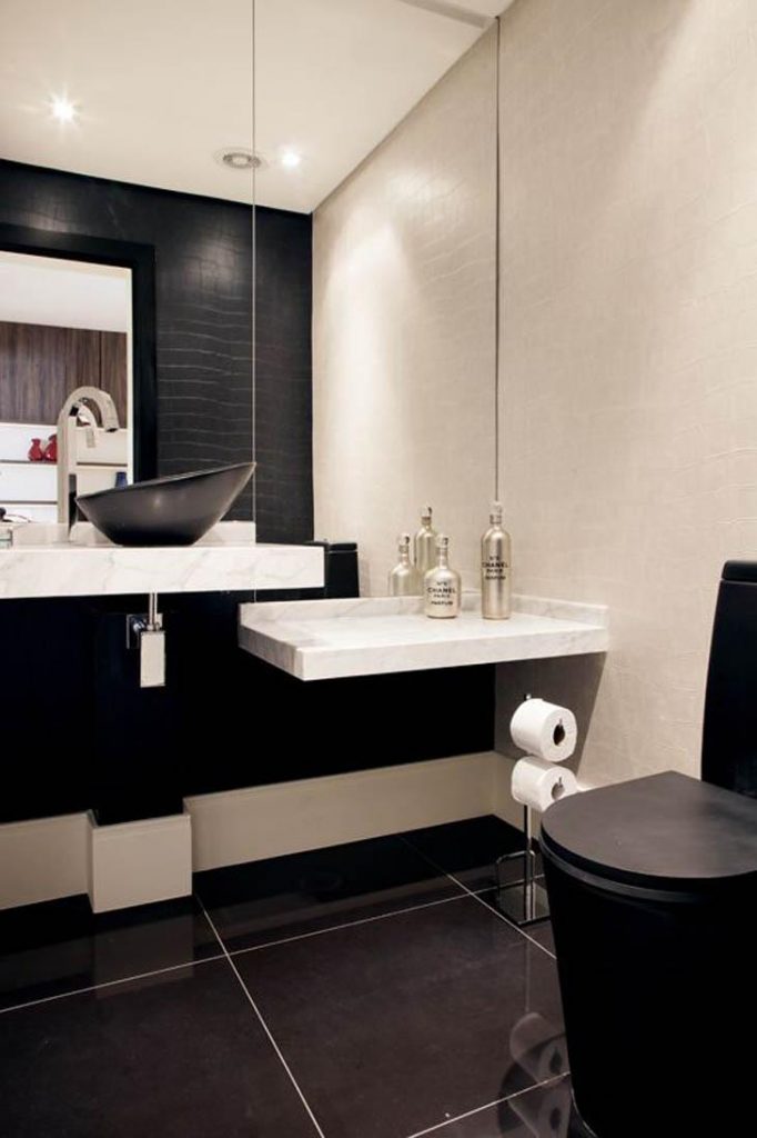 banheiro porcelanato preto e branco minimalista
