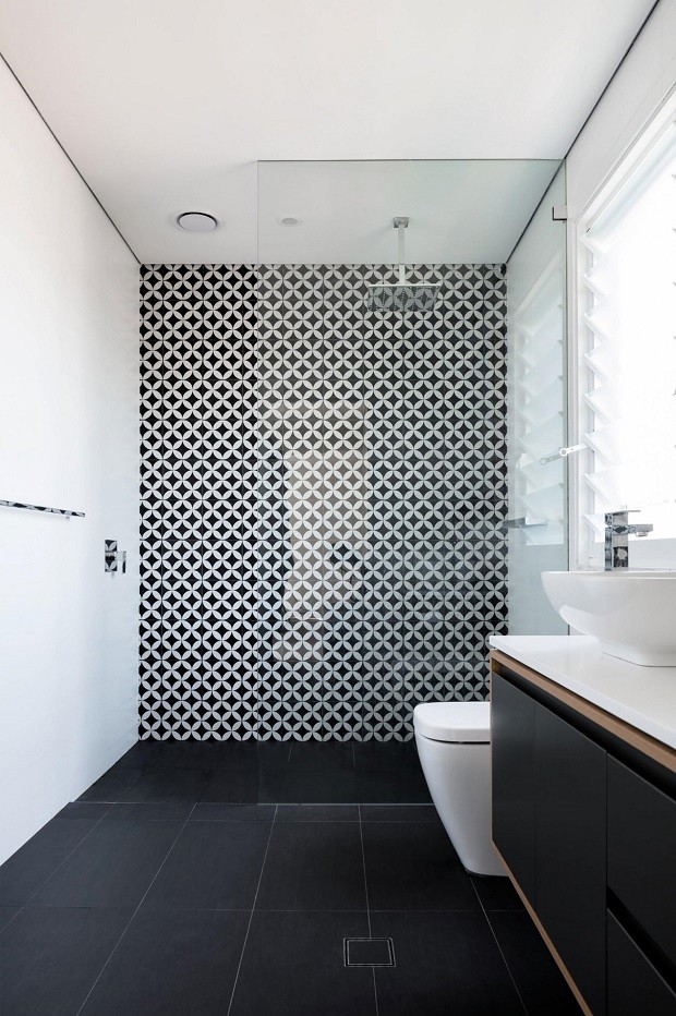 banheiro porcelanato preto e branco elegante