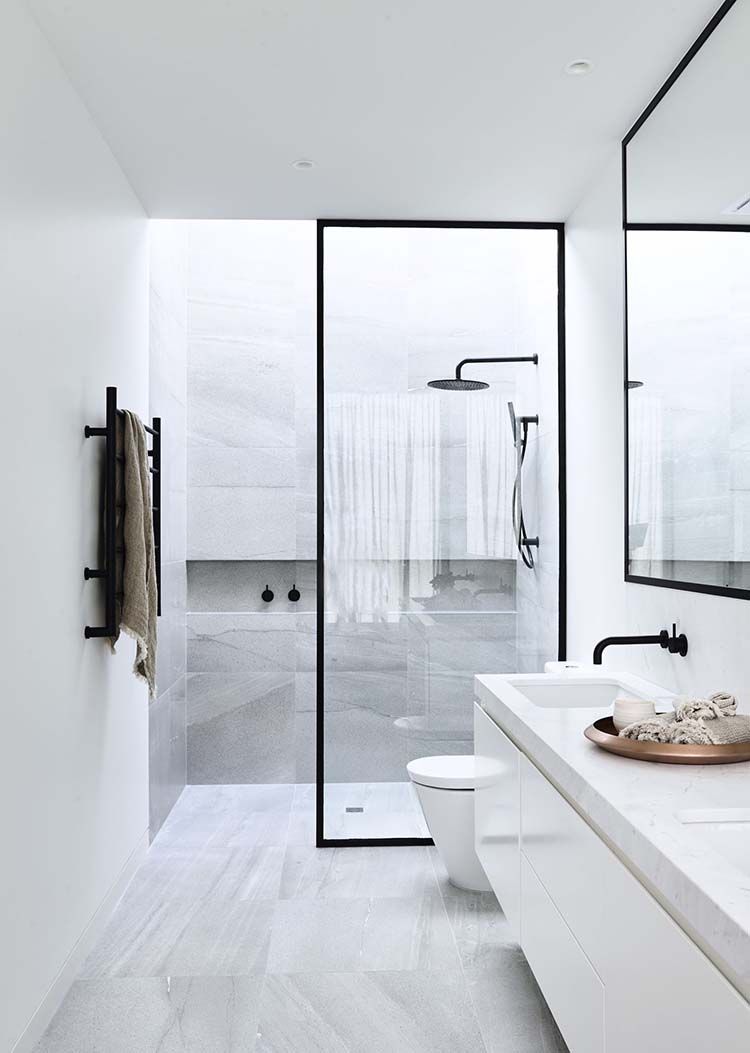 banheiro porcelanato preto e branco com detalhes dourados