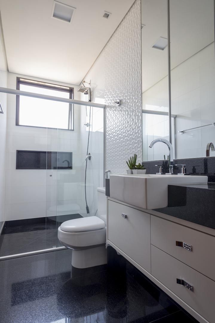 banheiro porcelanato preto e branco com pastilhas