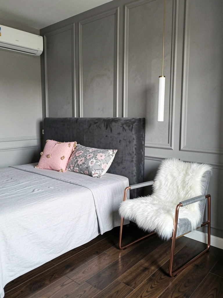Sala de estar com paredes de boiserie branca e sofá moderno em tom neutro