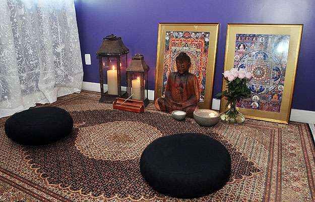 decoração minimalista para meditação