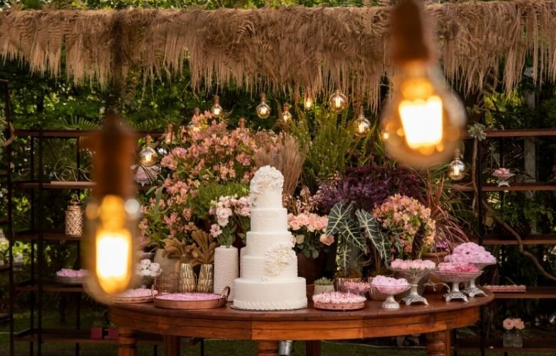 decoração mesa de bolo casamento