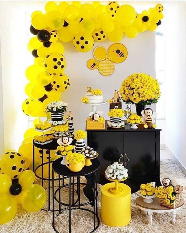 decoração com tema abelhas e móveis escuros