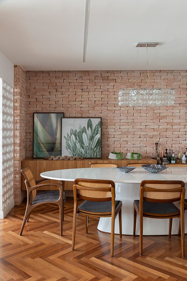 estilo industrial com tijolinho e moveis contemporâneos