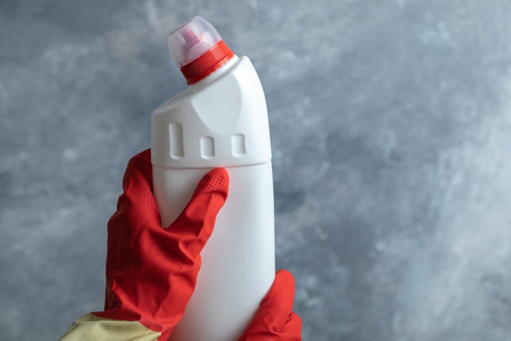 água sanitária em porcelanato