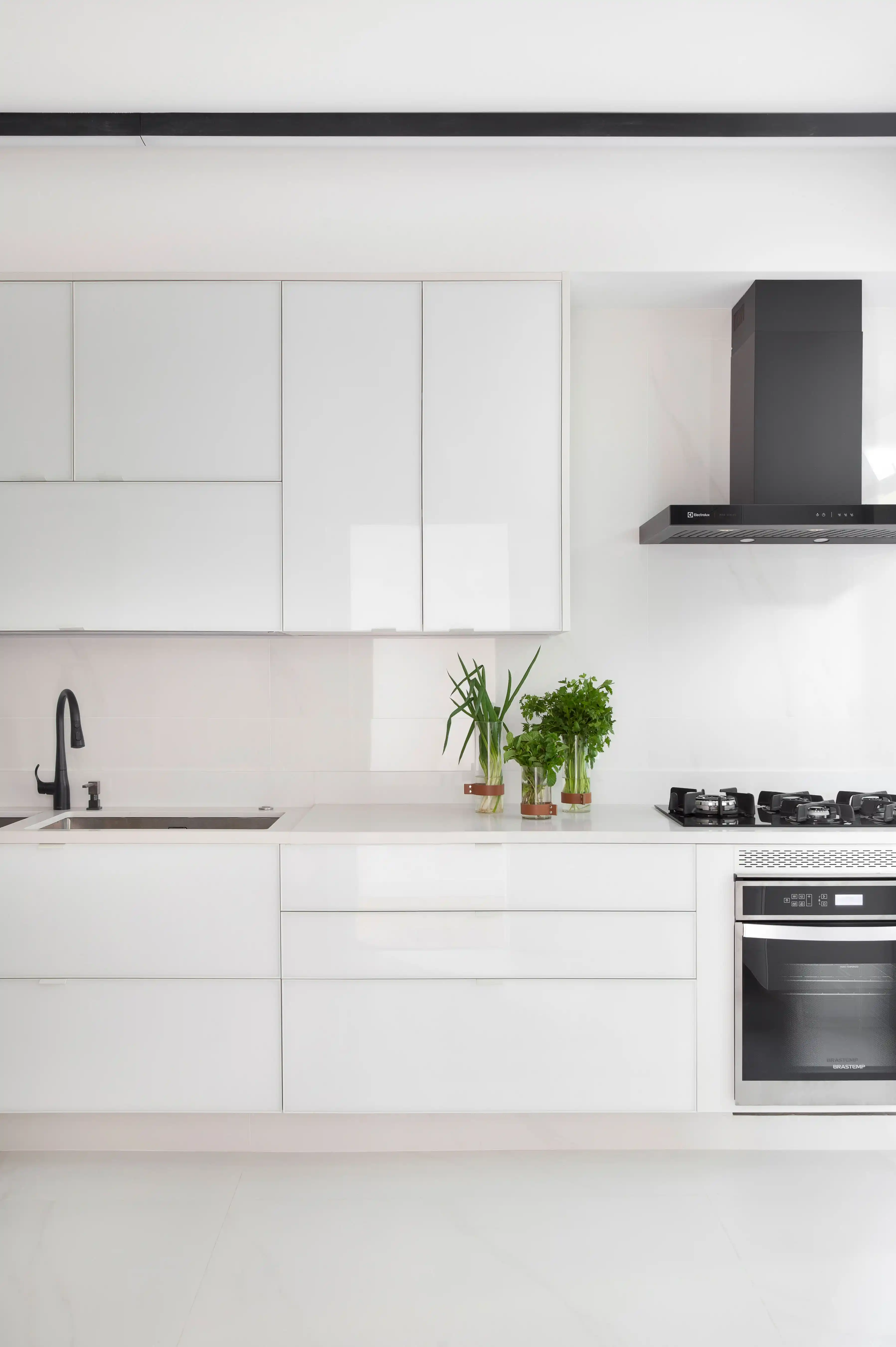 cozinha branca com detalhes pretos moderna