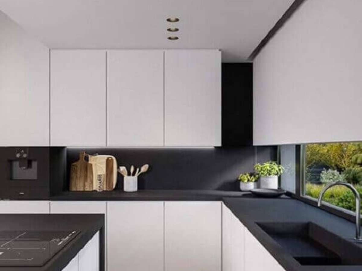 cozinha preta com detalhes brancos moderna