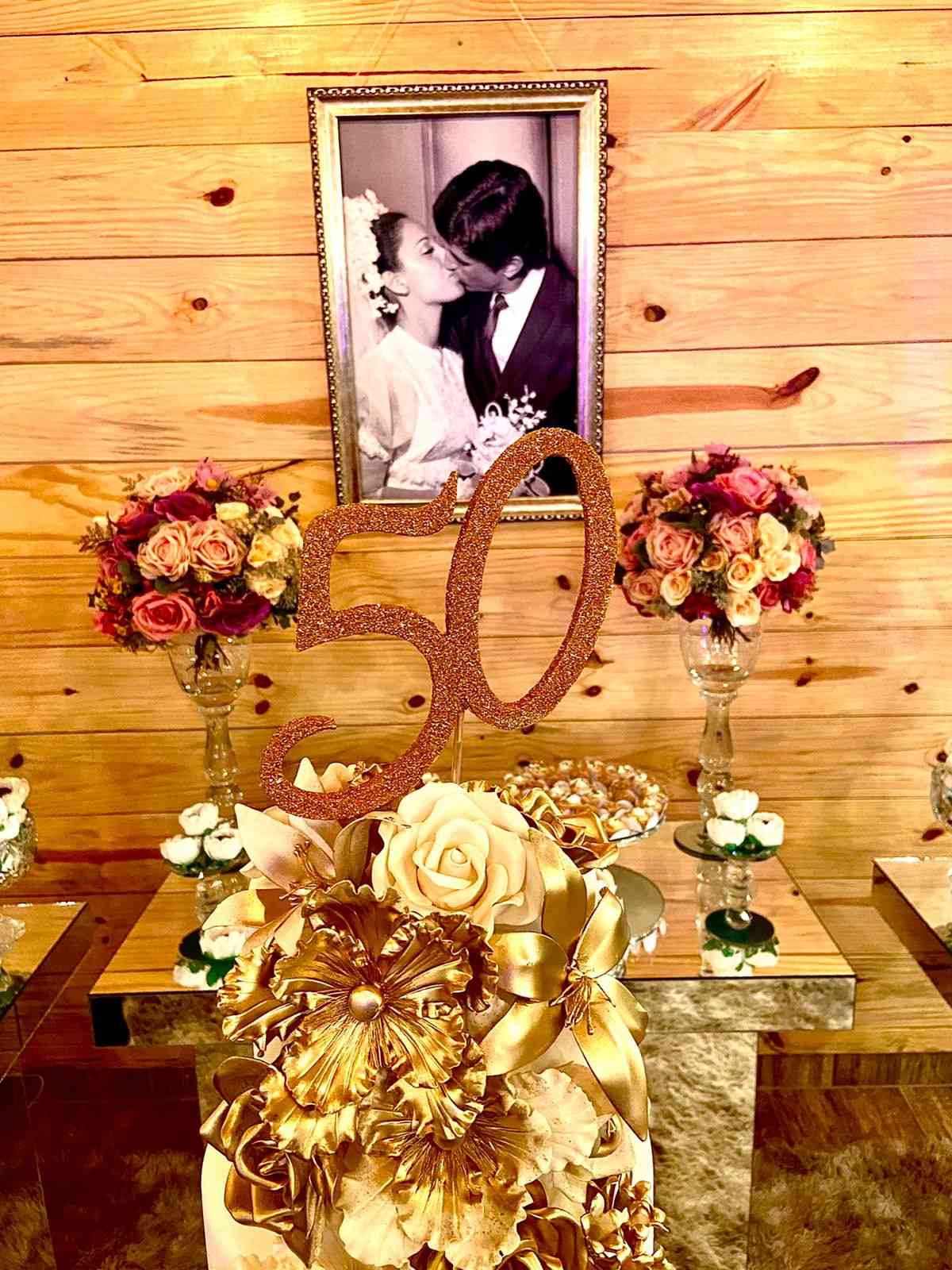 decoração bodas de ouro 50 anos simples