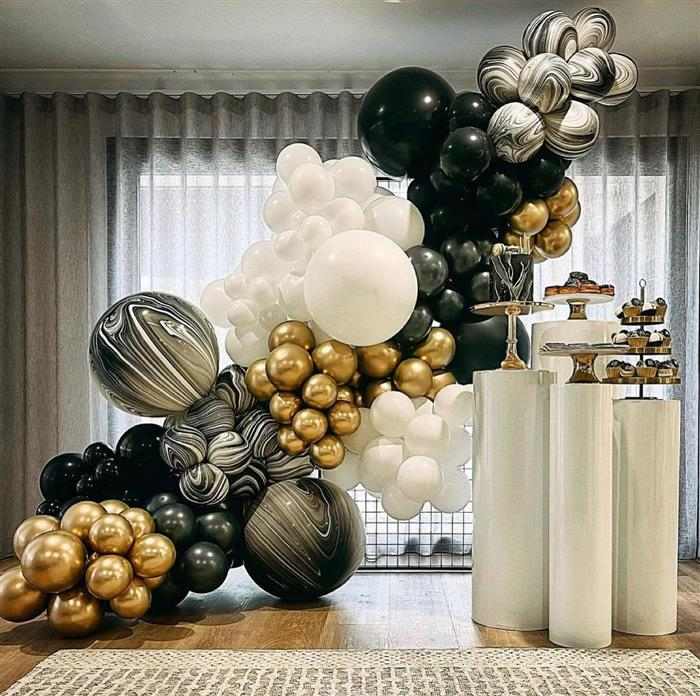 decoração de parede com balões metalizados