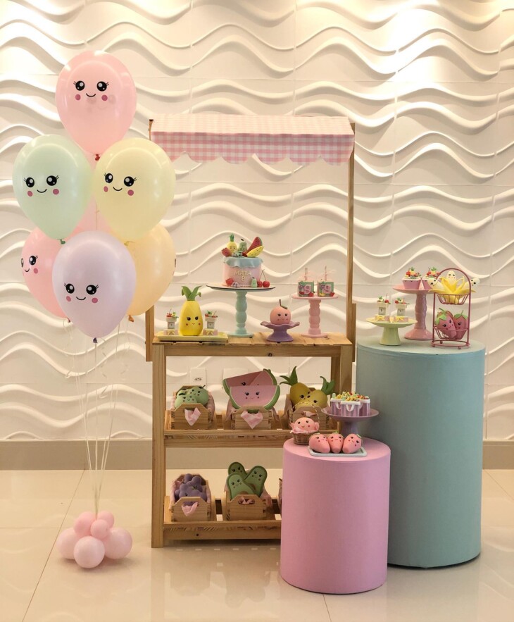 decoração de parede com balões coloridos