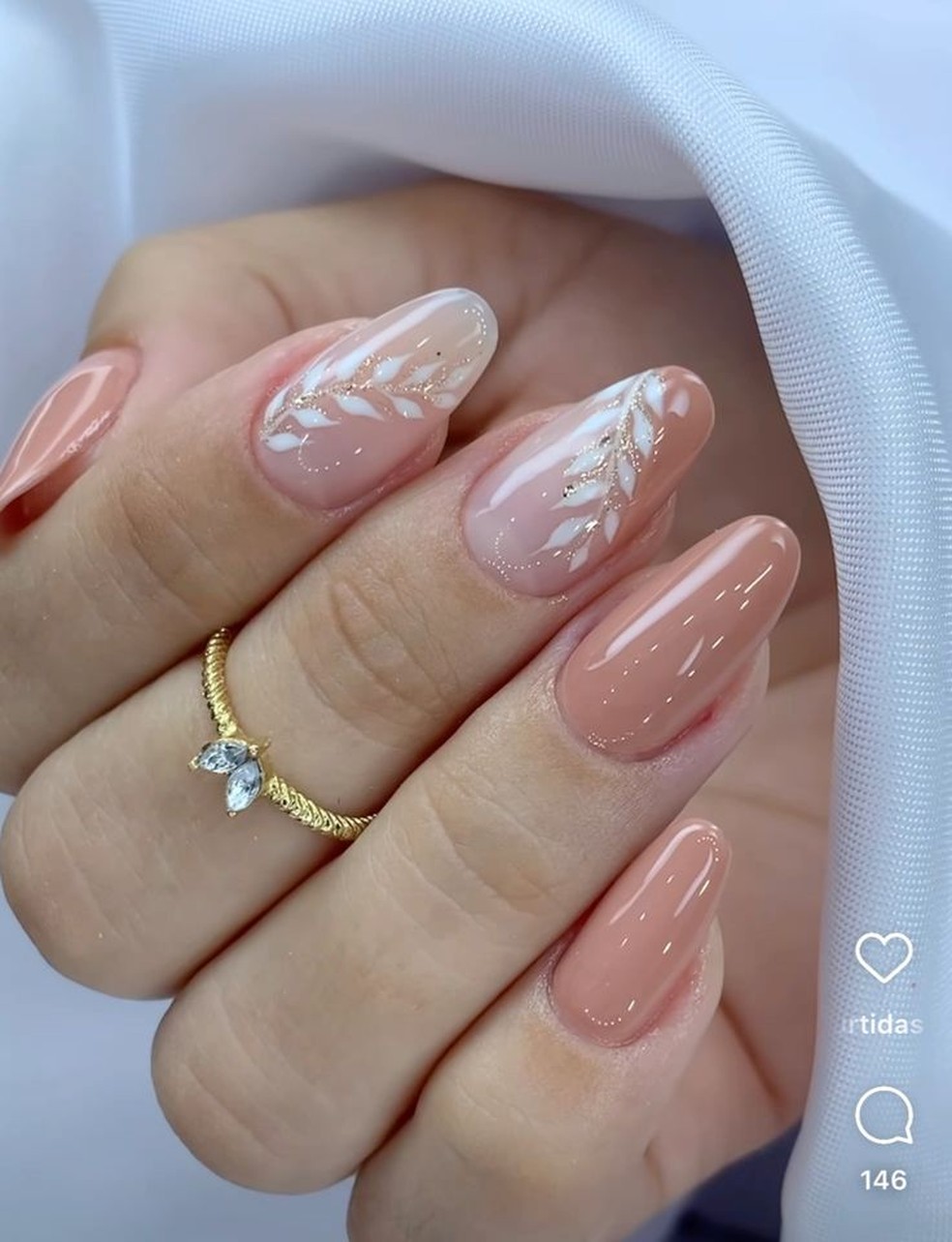 unha nude com glitter