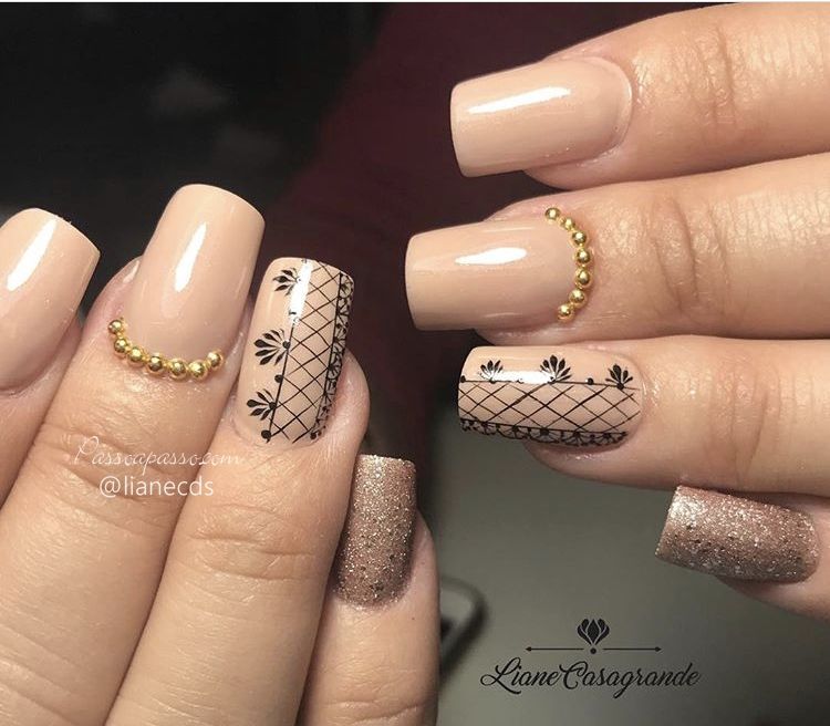 unha nude com glitter