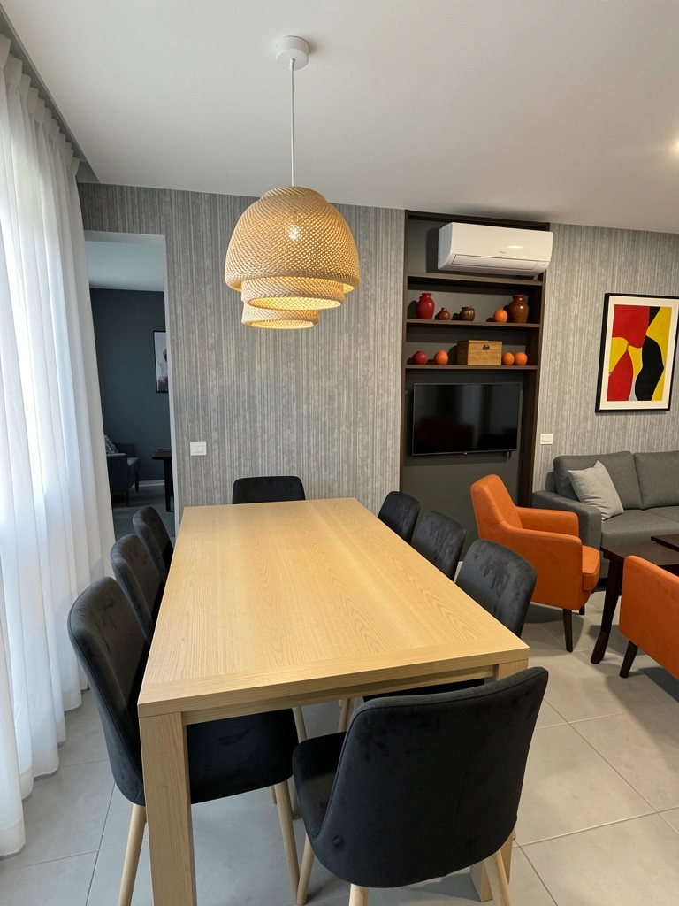 Luminária pendente de palha trançada sobre mesa de jantar escandinava
