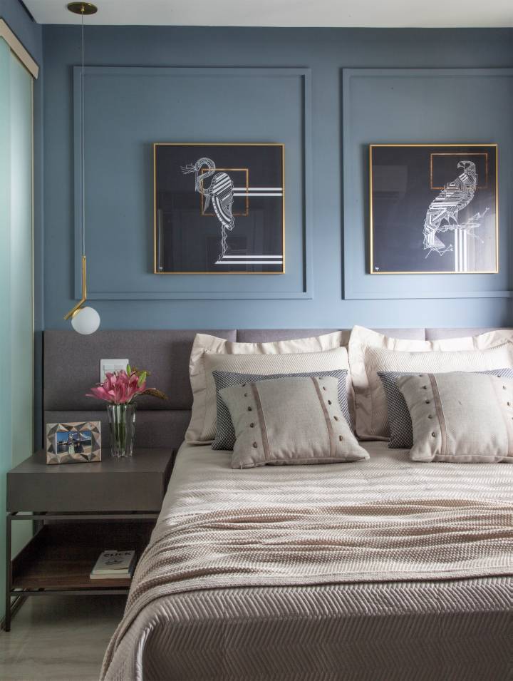 decoração de parede com molduras e espelhos