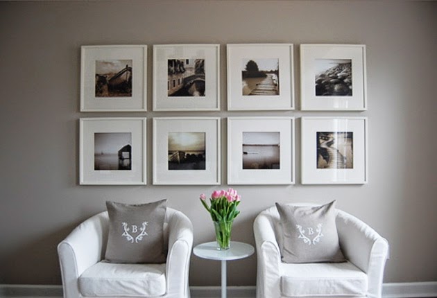 decoração de parede com molduras e espelhos