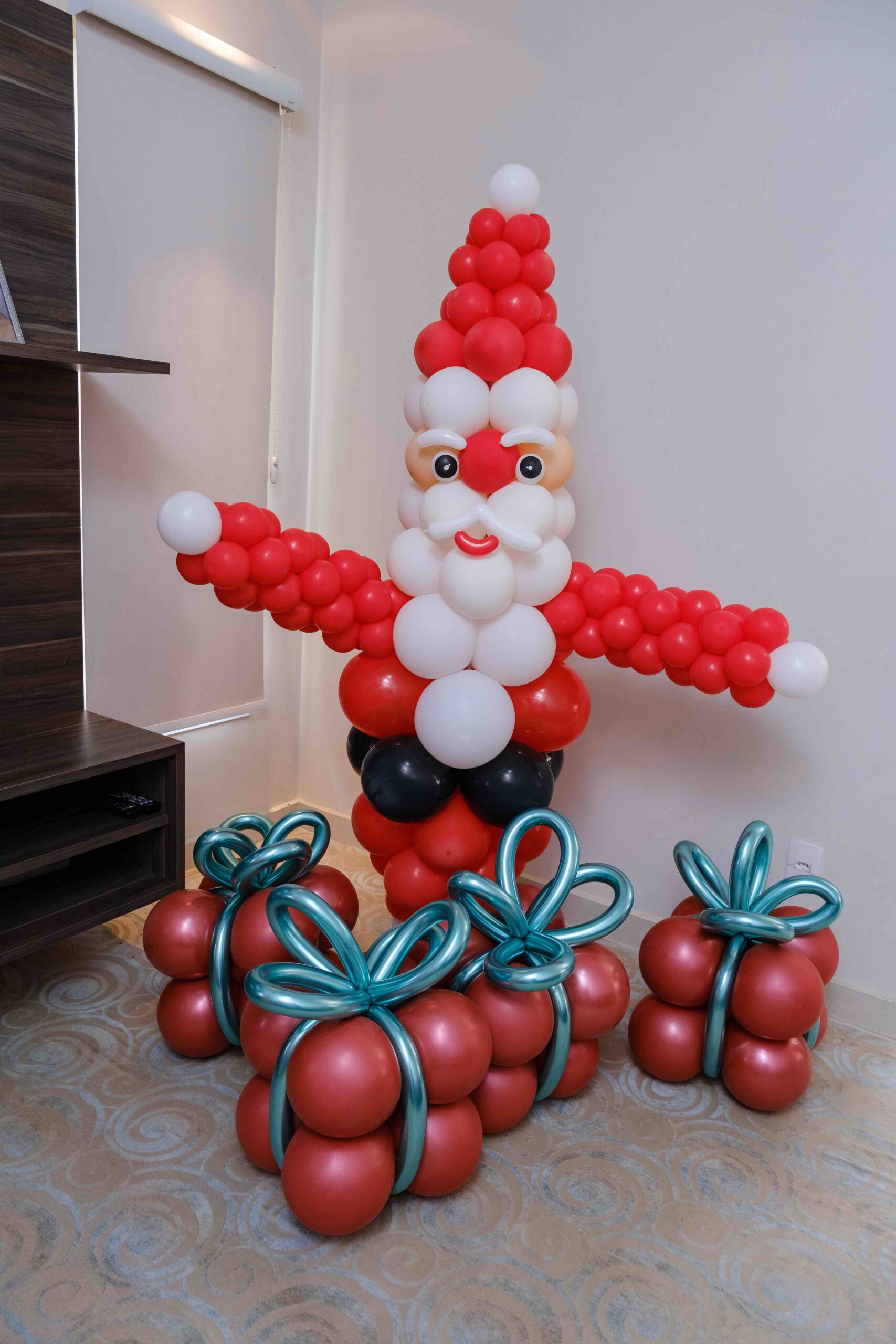 árvore de natal feita de balões
