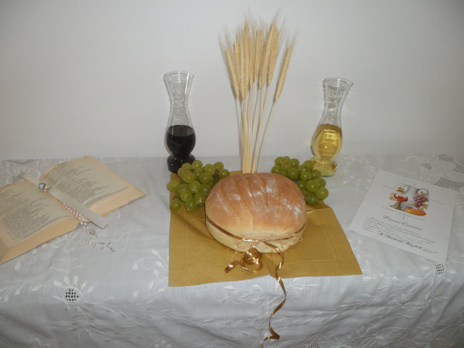 decoração primeira eucaristia mesa do bolo