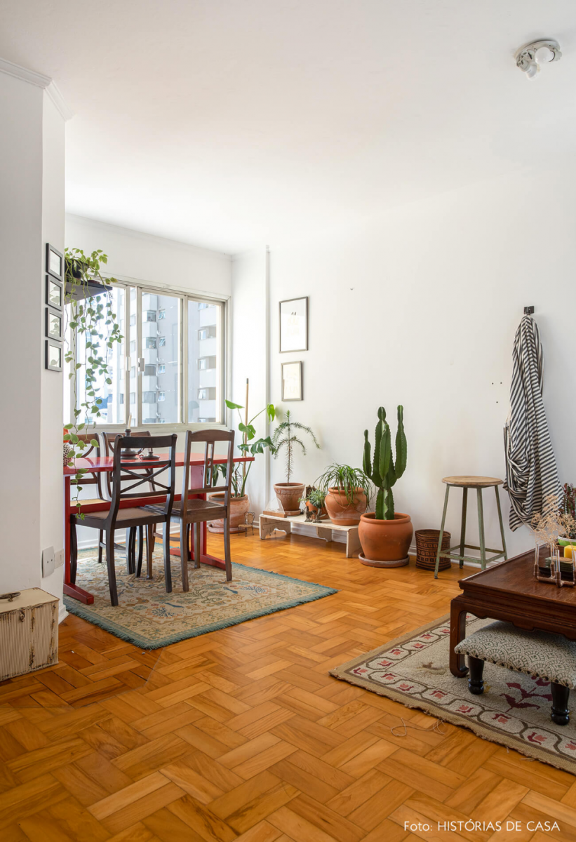 sala com piso escuro e sofá claro