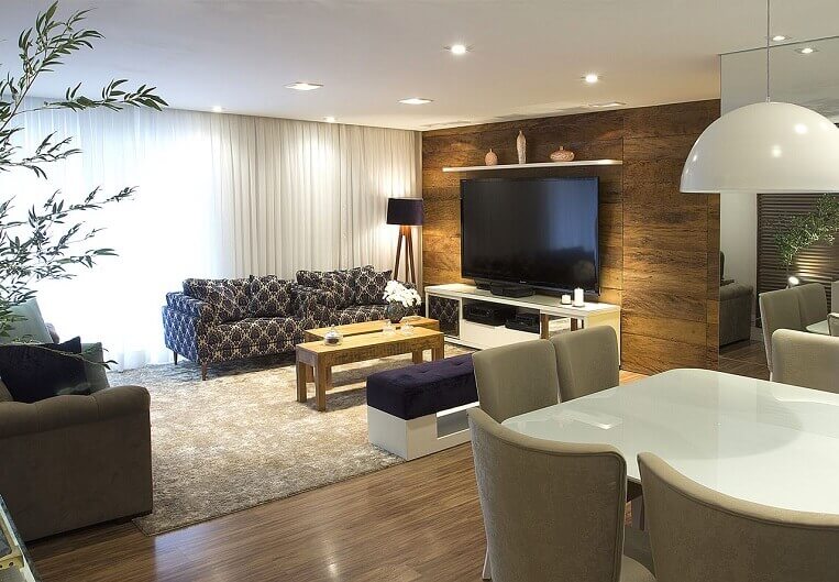 sala com piso escuro e sofá claro