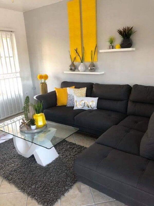 sala com sofá preto e poltronas de couro