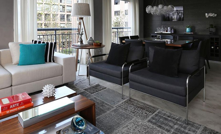estilo boho sala sofá preto poltronas