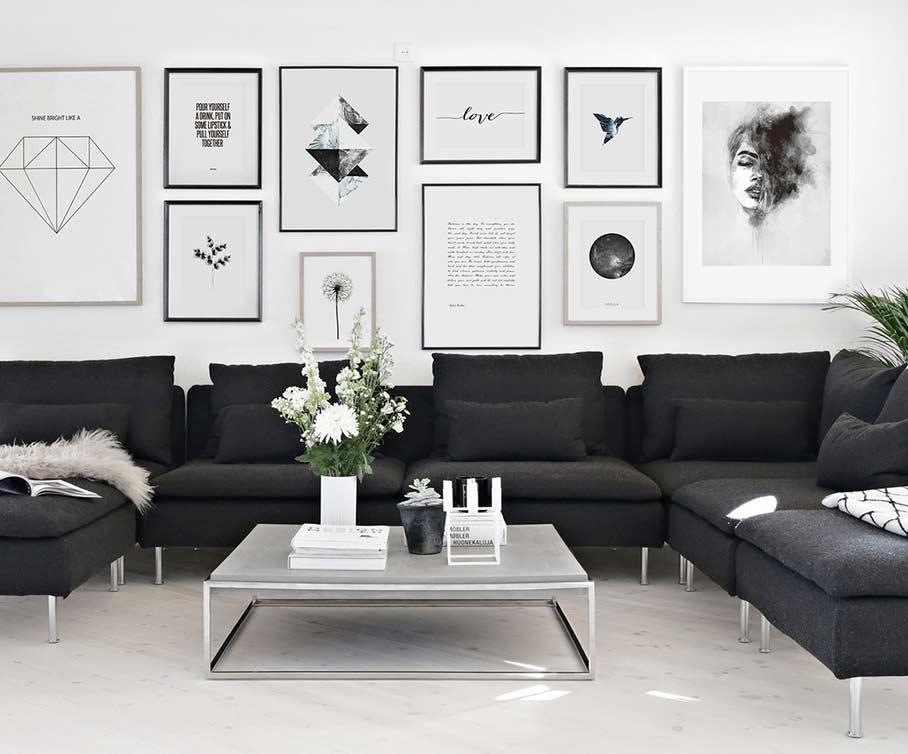 sala pequena sofá preto poltronas
