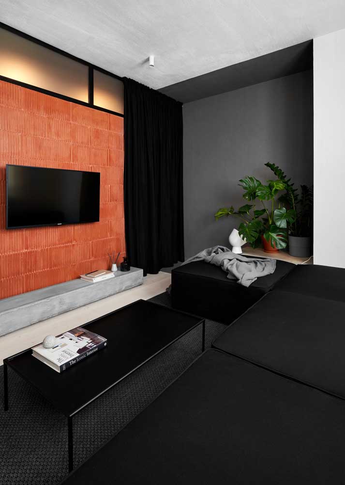 sala com sofá preto e poltronas de couro