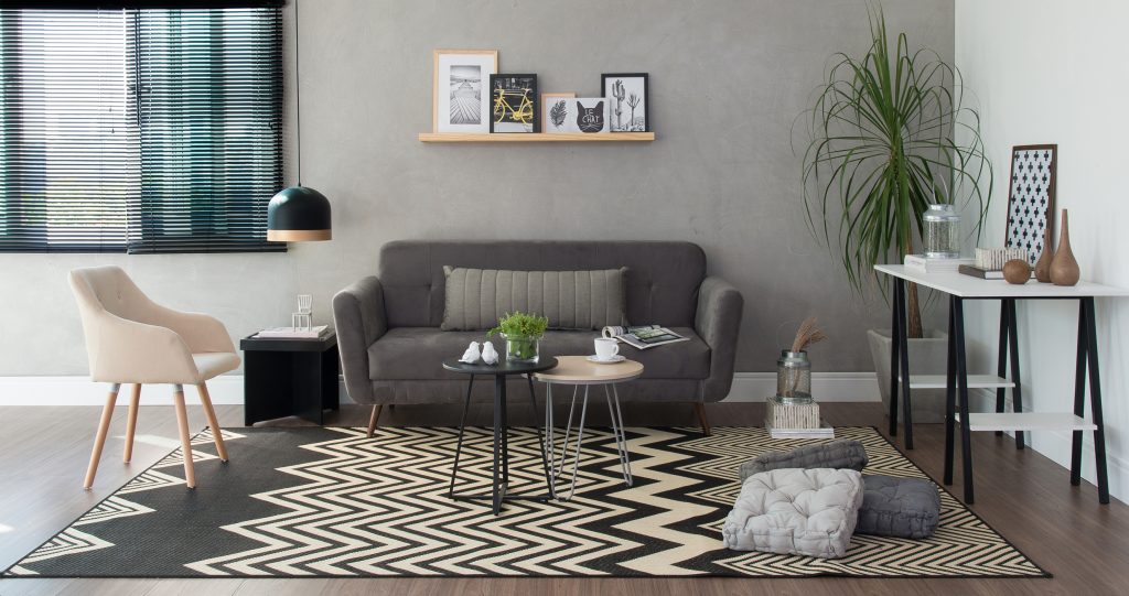 sala moderna sofá preto poltronas neutras