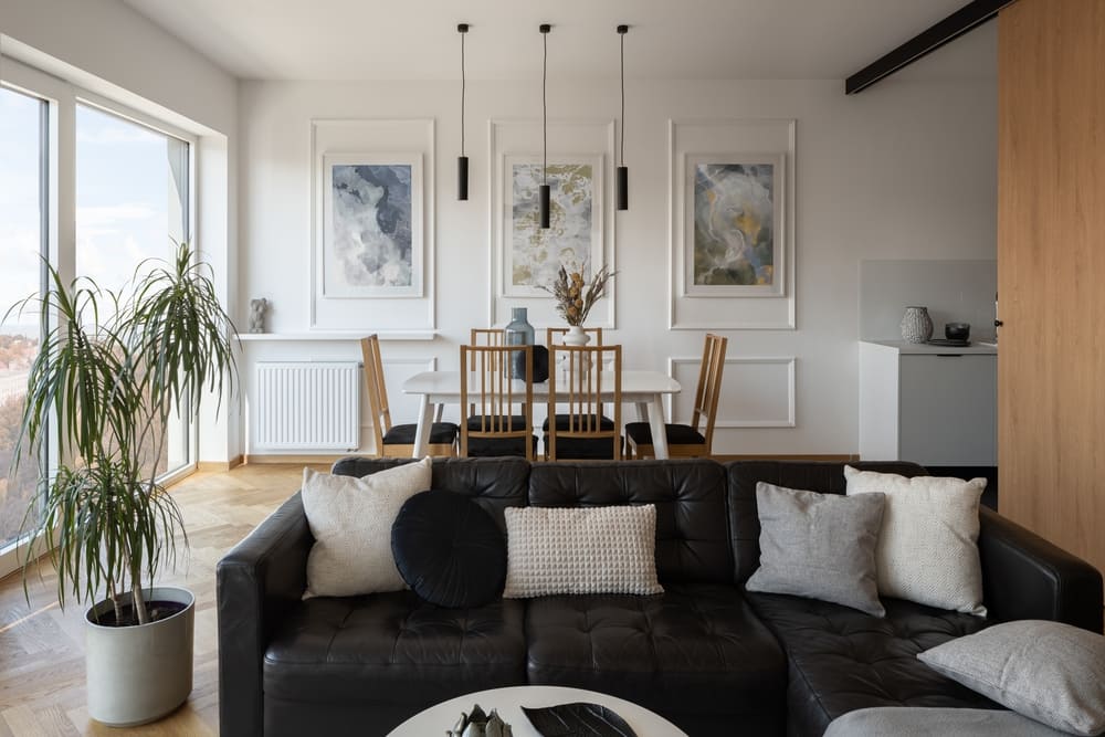 sala moderna sofá preto poltronas neutras