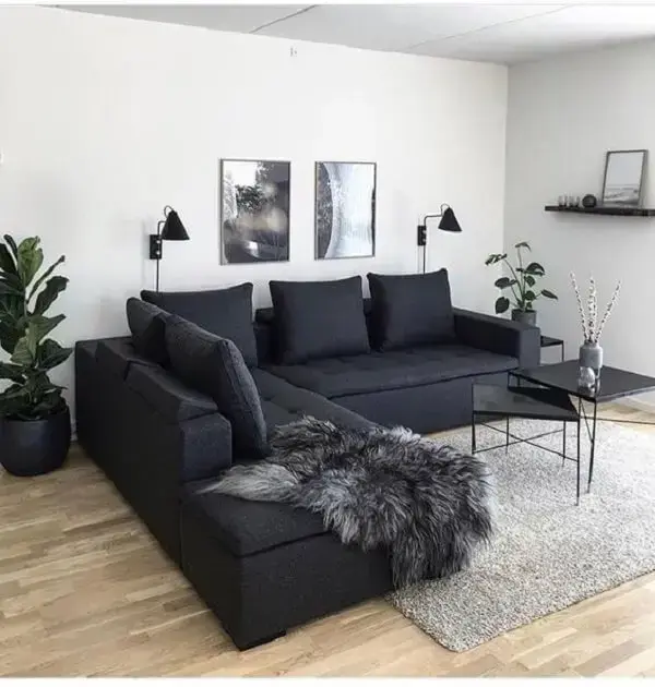 ideias sala sofá preto e poltronas amarelas