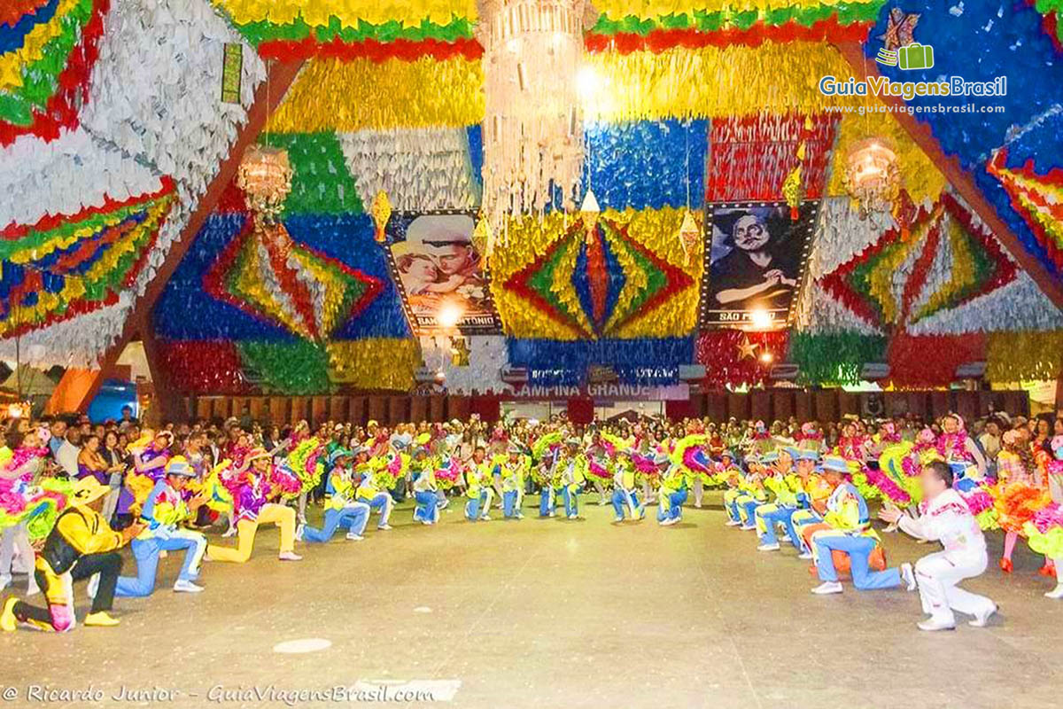 diy decoração teto festa junina