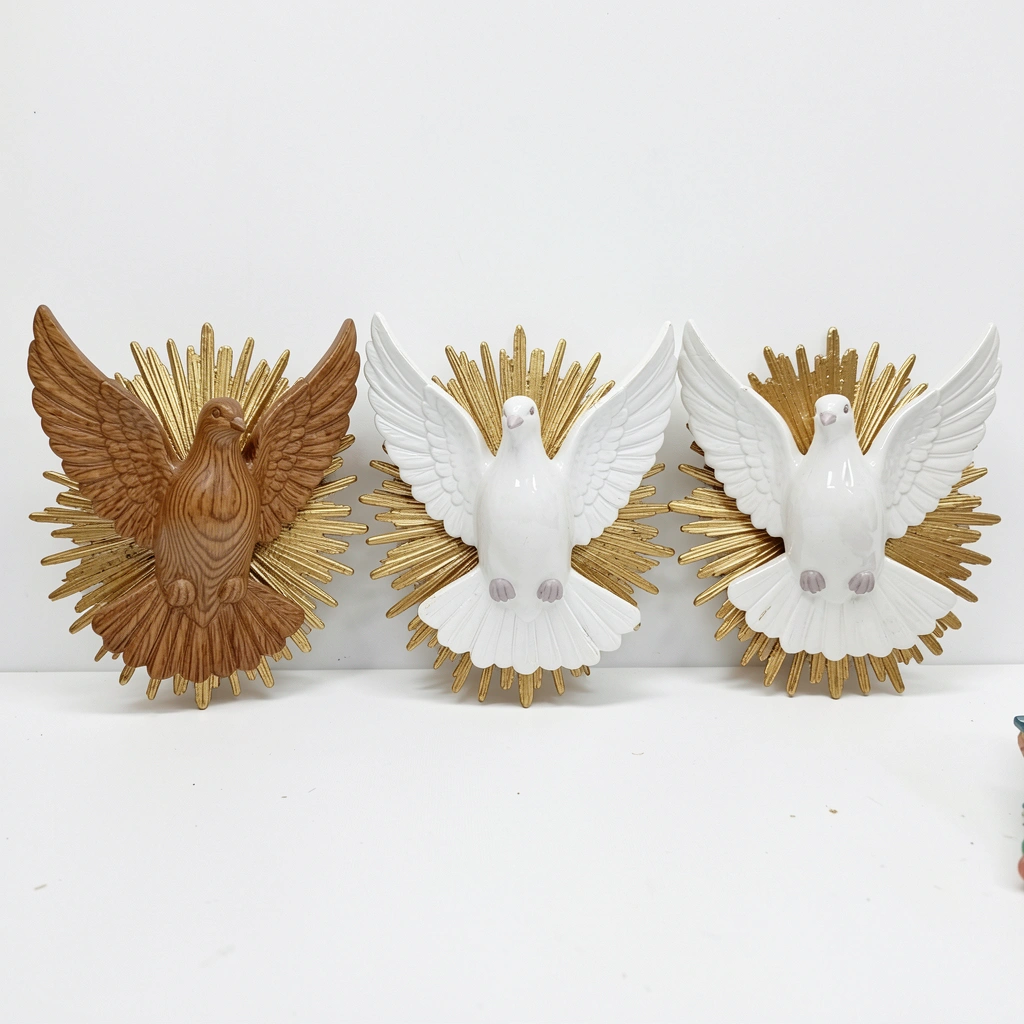 Três esculturas de pomba em madeira, MDF e porcelana sobre superfície neutra