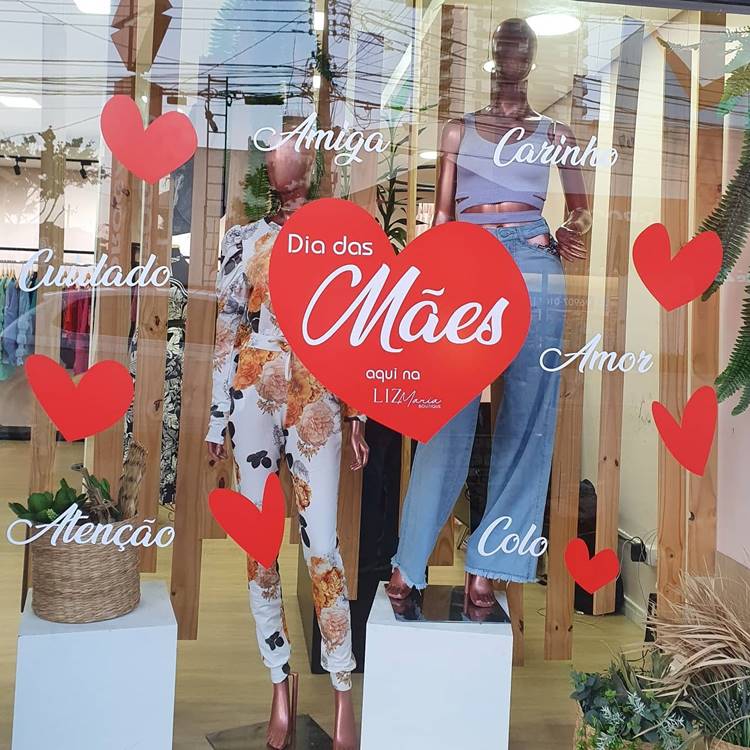 como decorar vitrine dia das mães