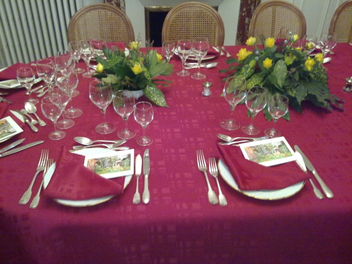 evite enfeites altos na mesa de aniversário